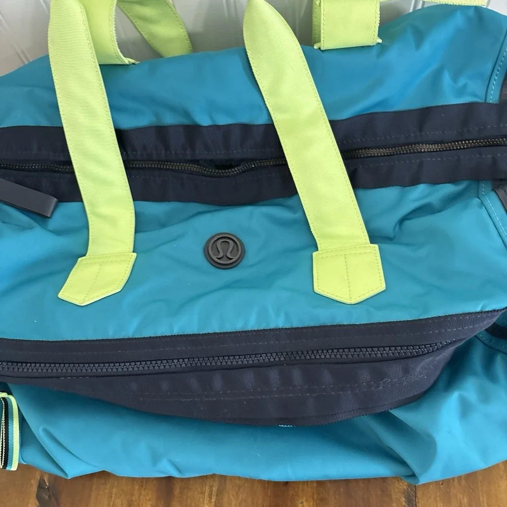 Lululemon Weekend Warrior Duffel Bag Surge Clear Mint Inkwell Blue Green Pockets